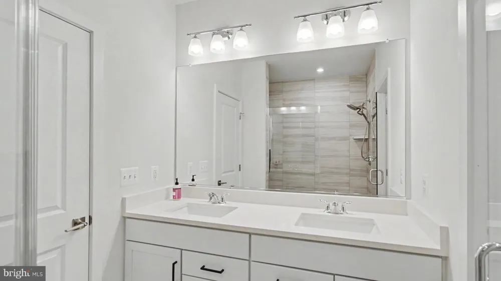 43595 FARRINGDON SQUARE Broadlands, VA 20148