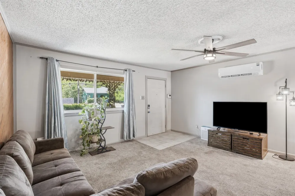 4304 Hodgkins Road Lake Worth, TX 76135