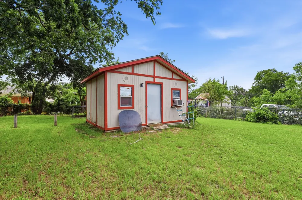 4304 Hodgkins Road Lake Worth, TX 76135