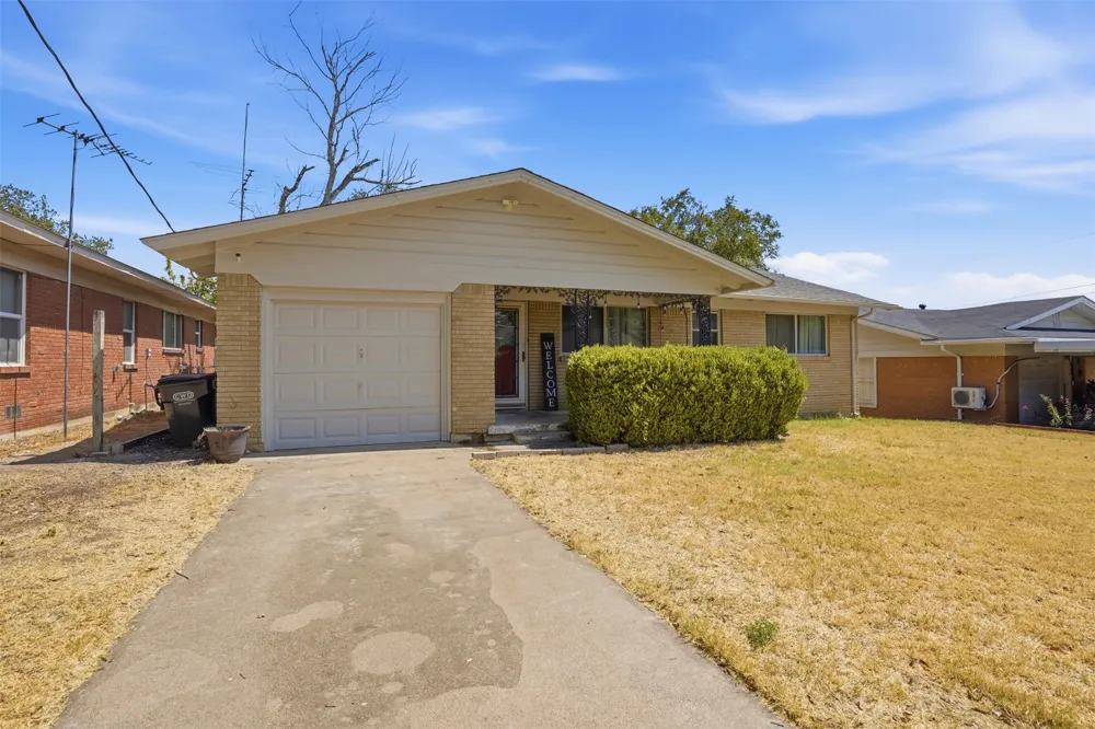 4304 Hodgkins Road Lake Worth, TX 76135