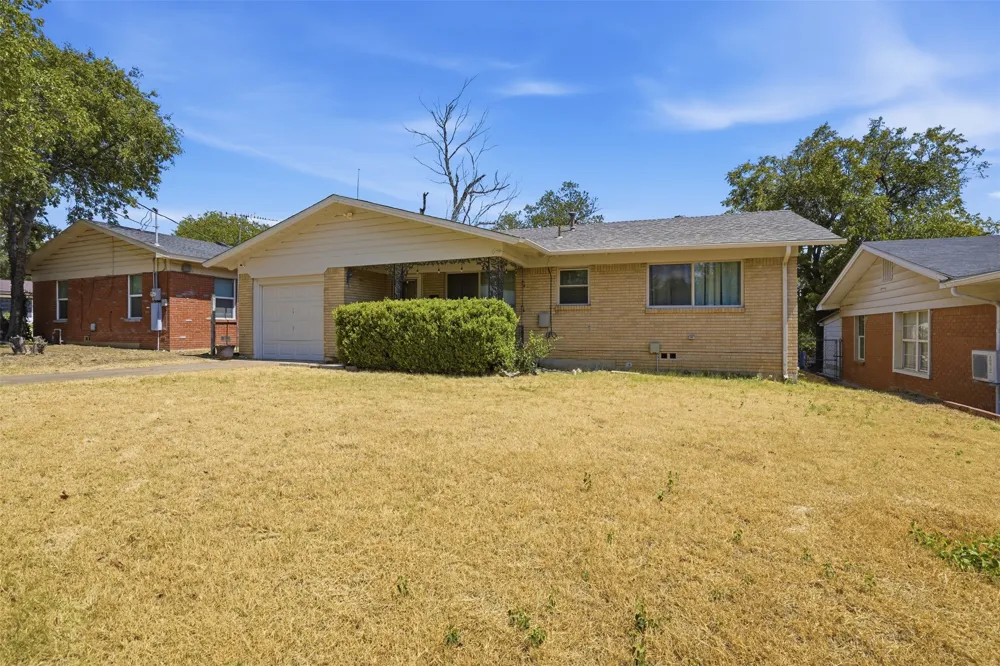4304 Hodgkins Road Lake Worth, TX 76135