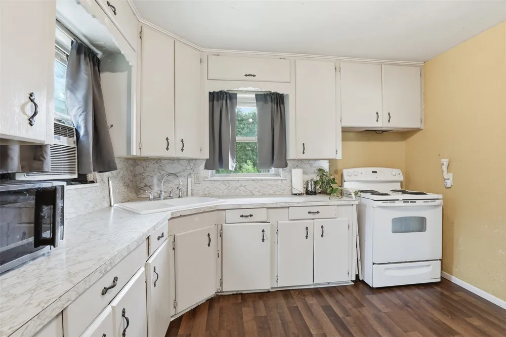 4304 Hodgkins Road Lake Worth, TX 76135