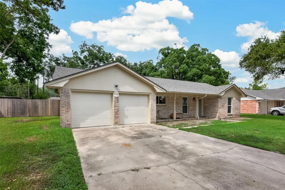 114 E Wildwinn Drive Alvin, TX 77511