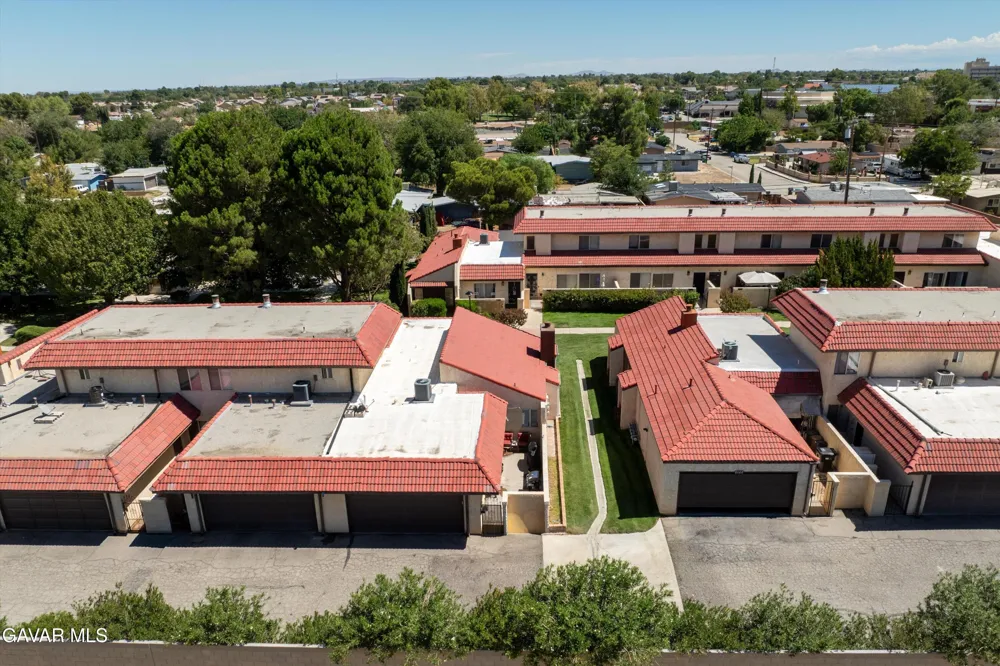 2124 El Domingo Circle #13 Lancaster, CA 93536