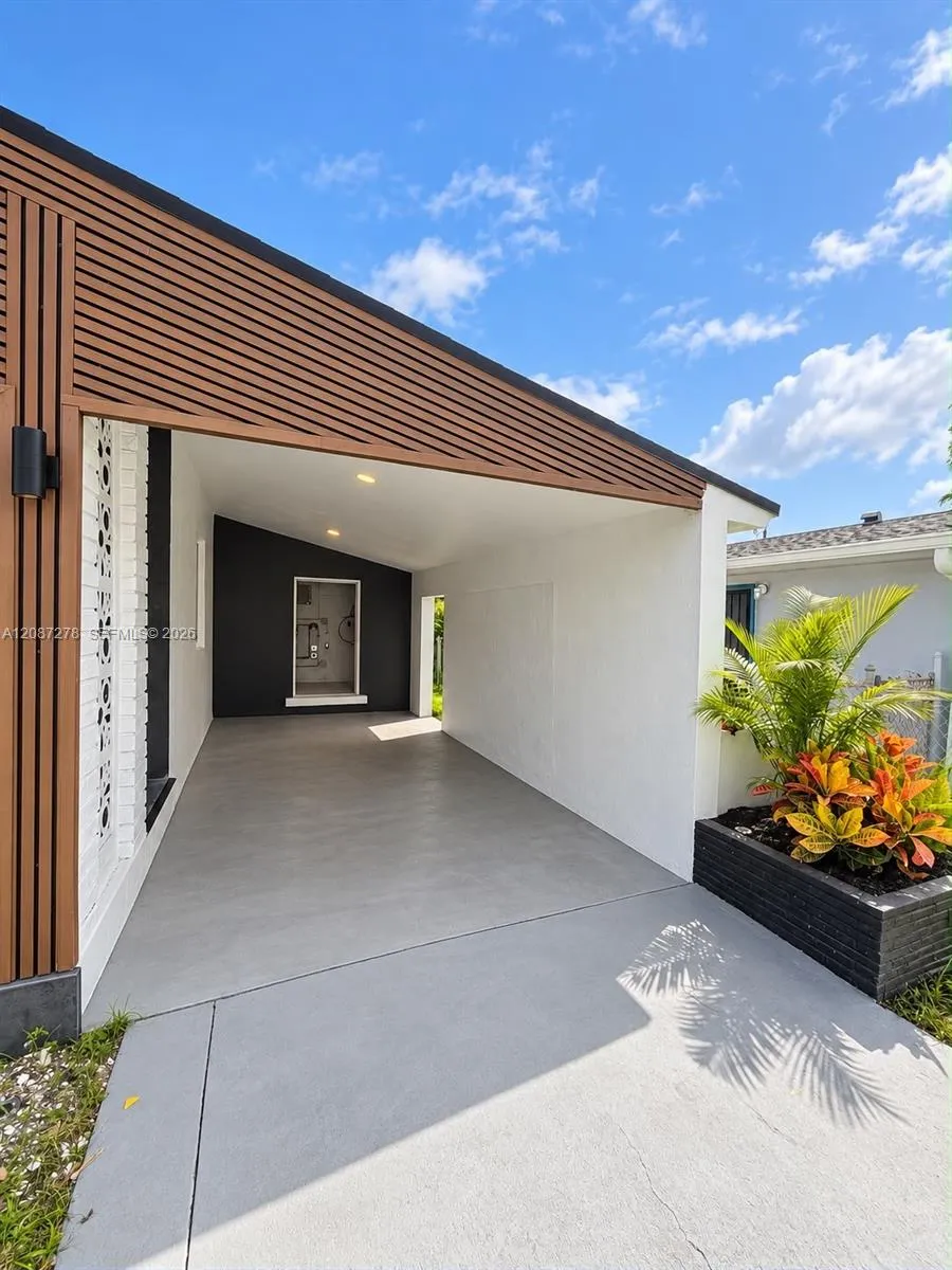 940 NW 67th St Miami, FL 33150