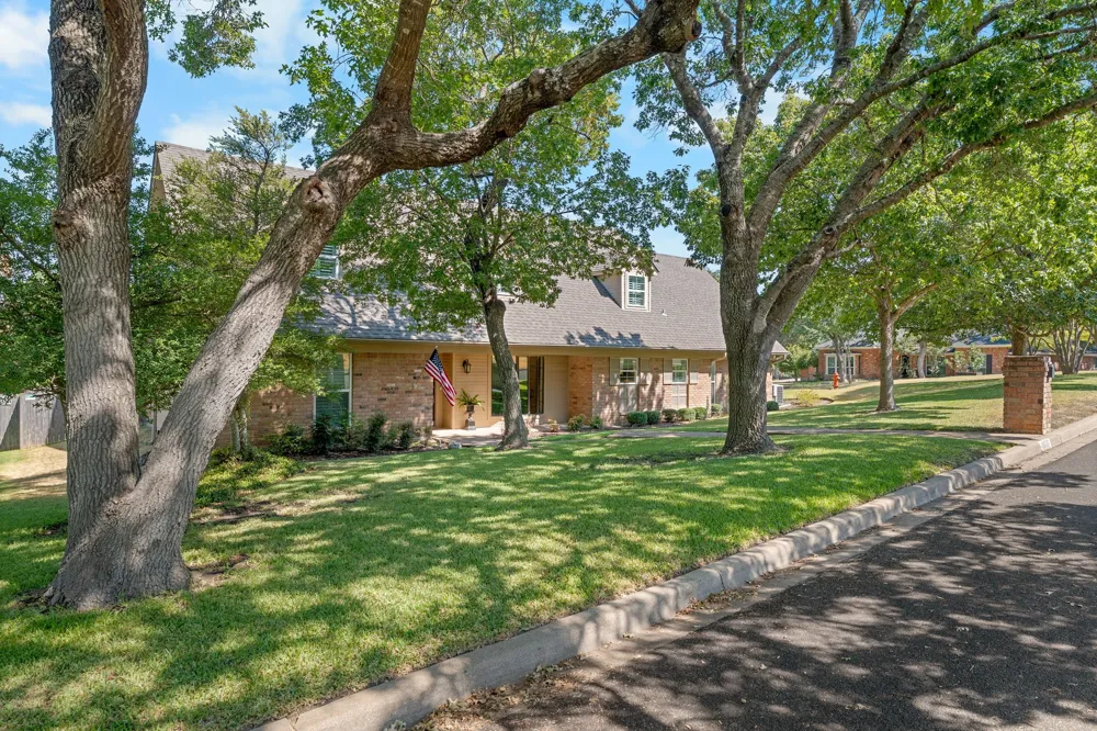 10026 Forest View Drive Woodway, TX 76712