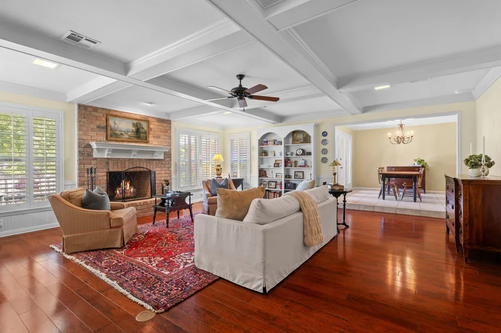 10026 Forest View Drive Woodway, TX 76712