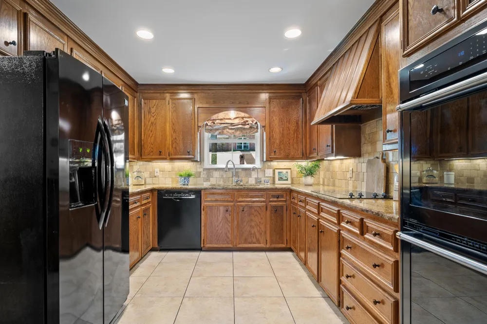 10026 Forest View Drive Woodway, TX 76712