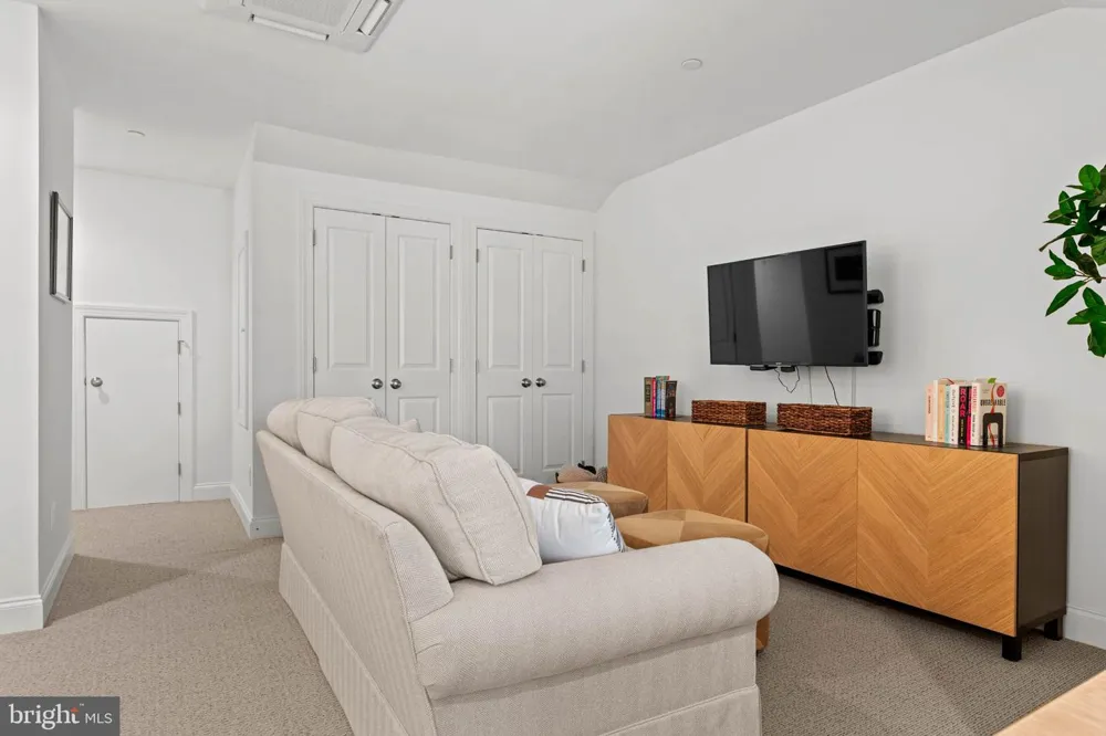 57 VILLAGE SQUARE Paoli, PA 19301