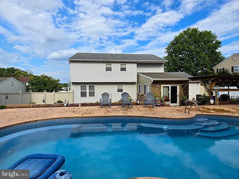 37 GREENMONT DRIVE Enola, PA 17025