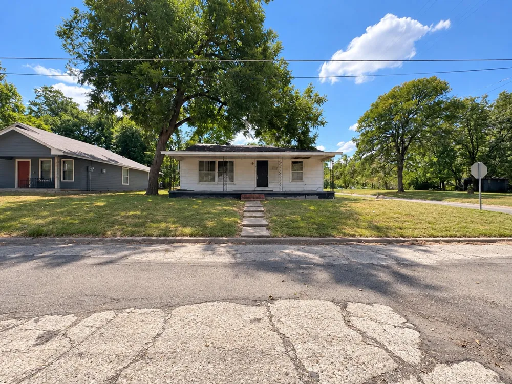 308 W Taylor Street Clarksville, TX 75426