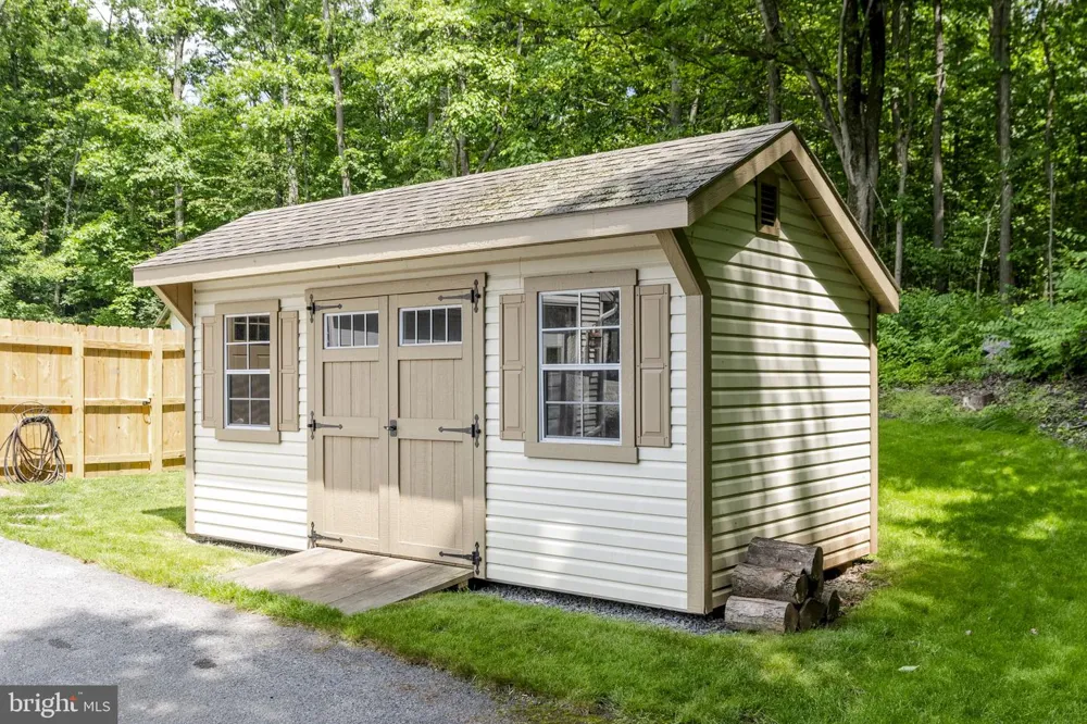 2225 LAUREL SPRINGS DRIVE Narvon, PA 17555