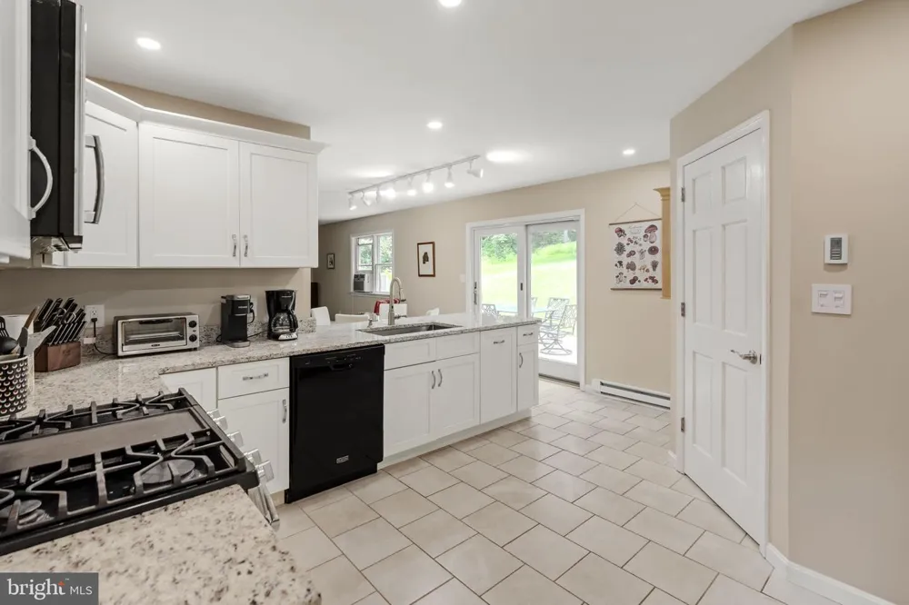 2225 LAUREL SPRINGS DRIVE Narvon, PA 17555