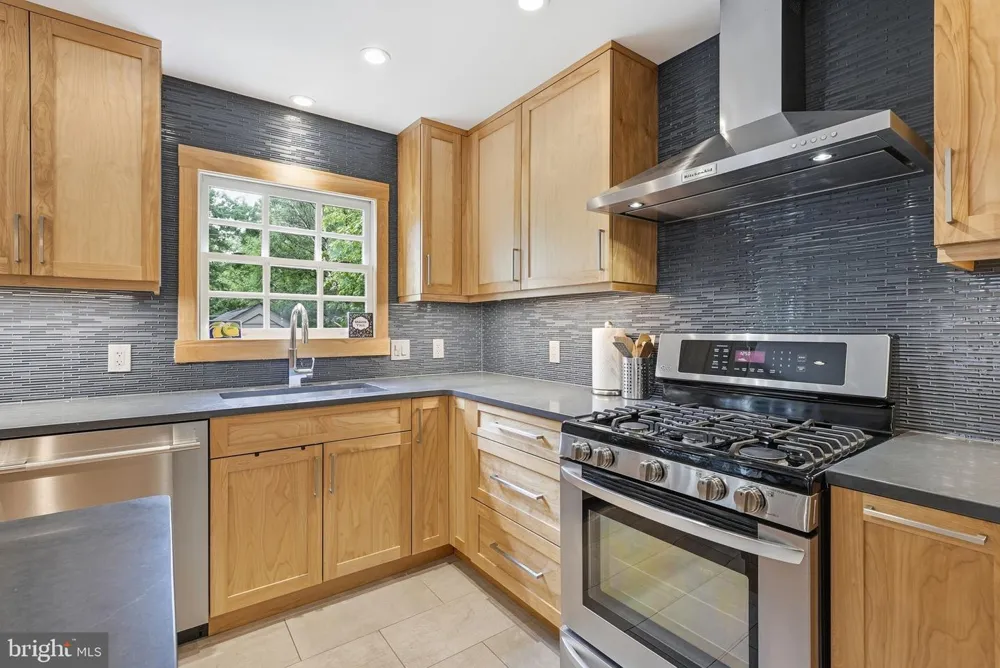 616 26TH STREET S Arlington, VA 22202
