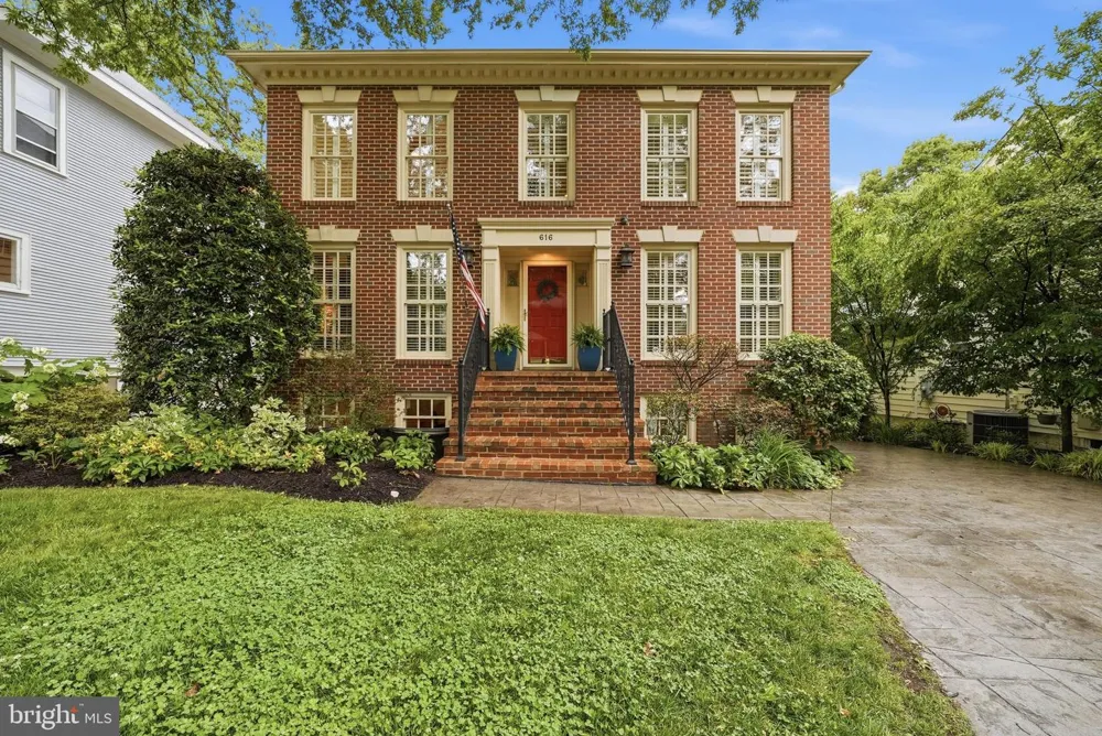 616 26TH STREET S Arlington, VA 22202