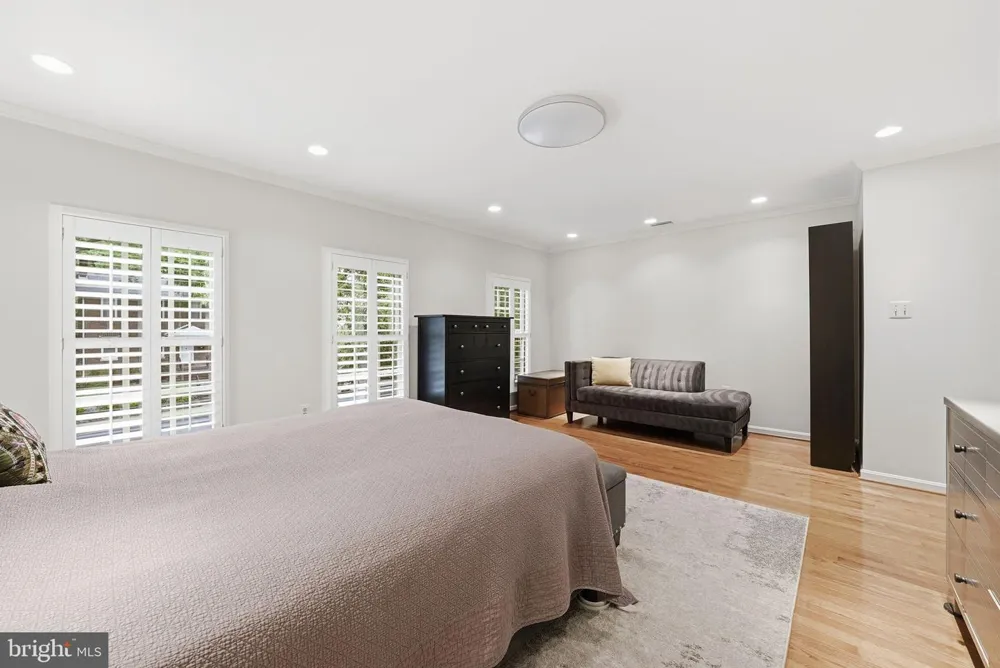 616 26TH STREET S Arlington, VA 22202