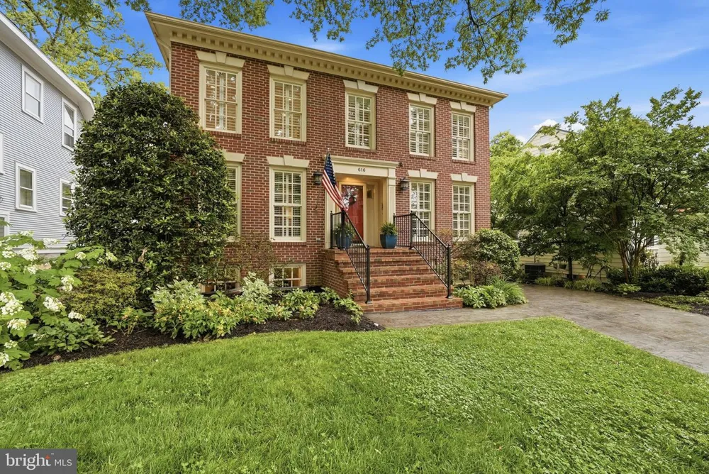 616 26TH STREET S Arlington, VA 22202