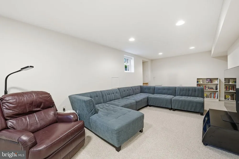 616 26TH STREET S Arlington, VA 22202