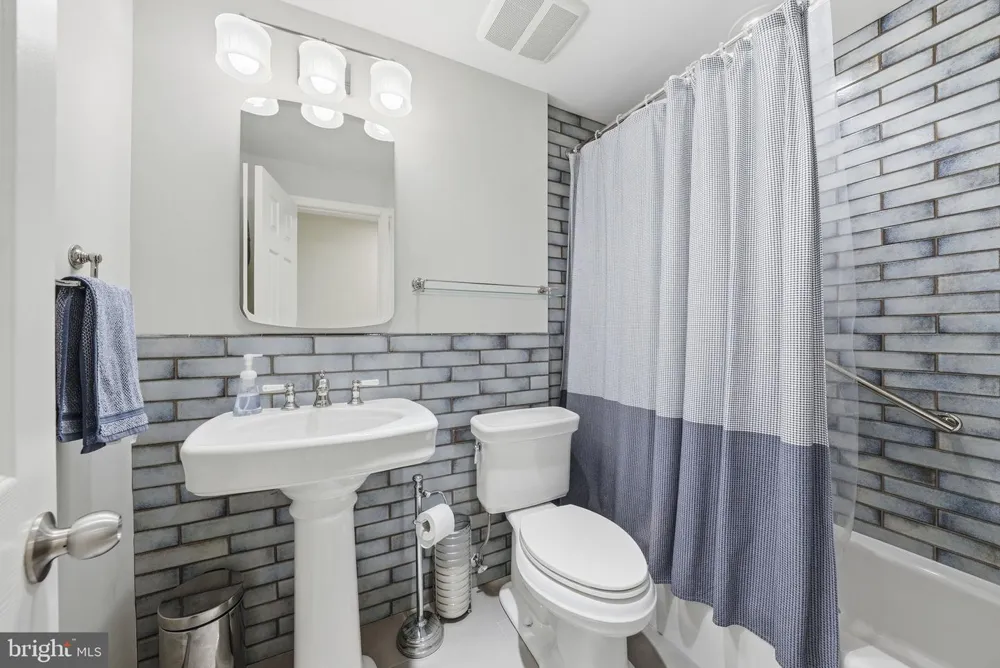 616 26TH STREET S Arlington, VA 22202