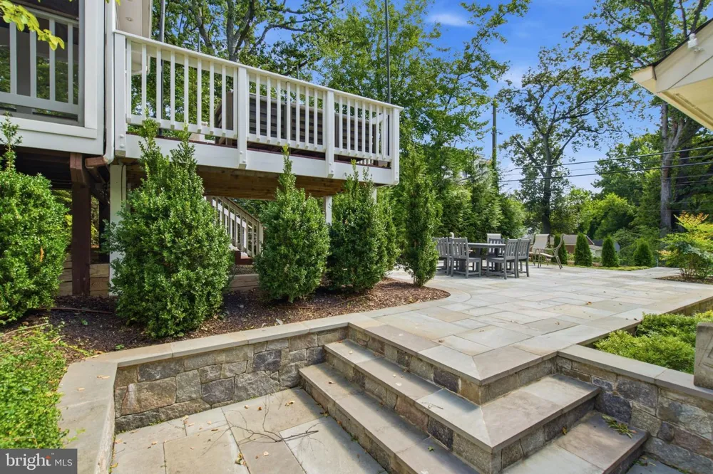 616 26TH STREET S Arlington, VA 22202