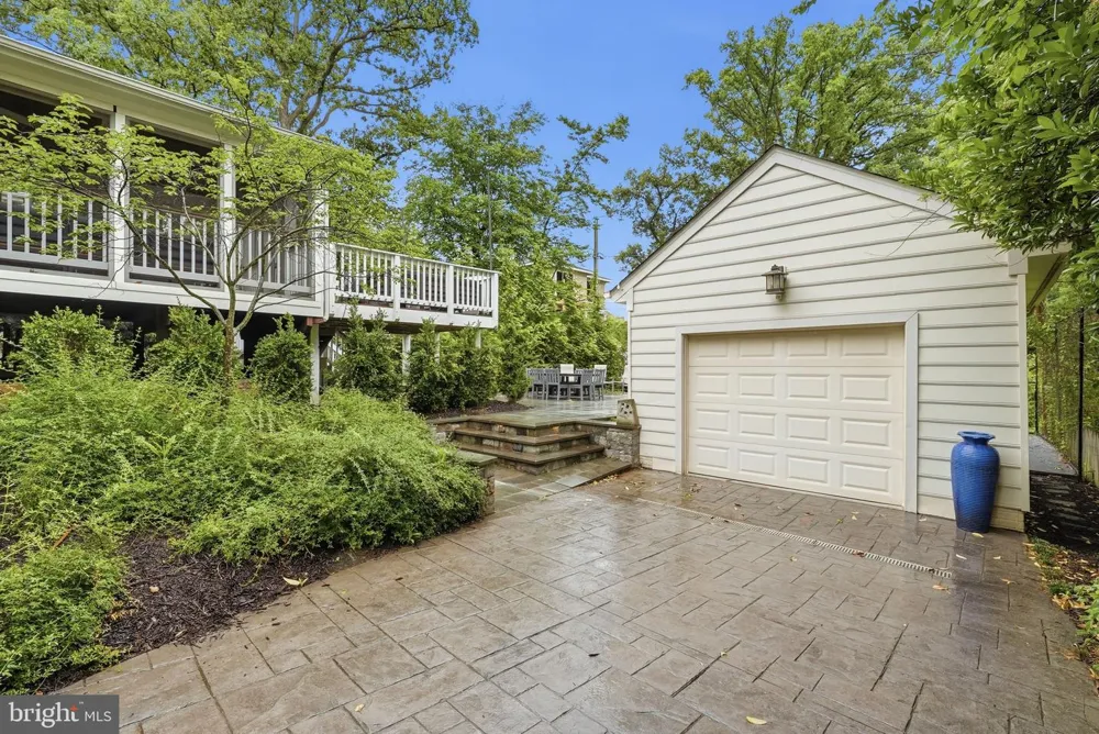 616 26TH STREET S Arlington, VA 22202