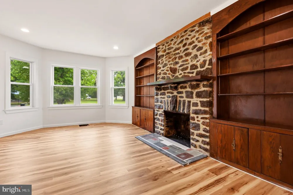 12 MORTON STREET Riverside, NJ 08075