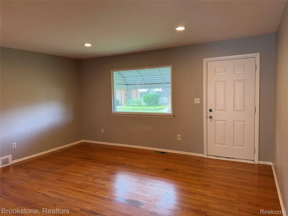 8401 18 Mile Road #241 Sterling Heights City, MI 48313
