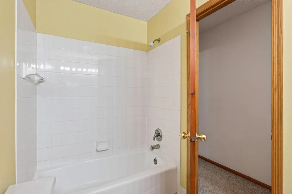 9509 Dogwood Avenue Brooklyn Park, MN 55443