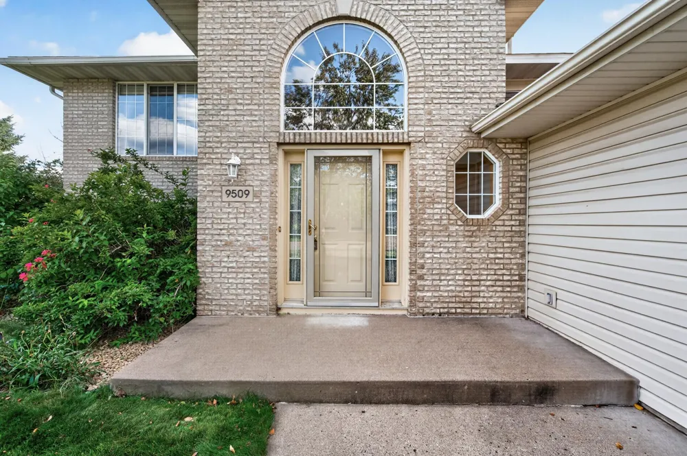 9509 Dogwood Avenue Brooklyn Park, MN 55443