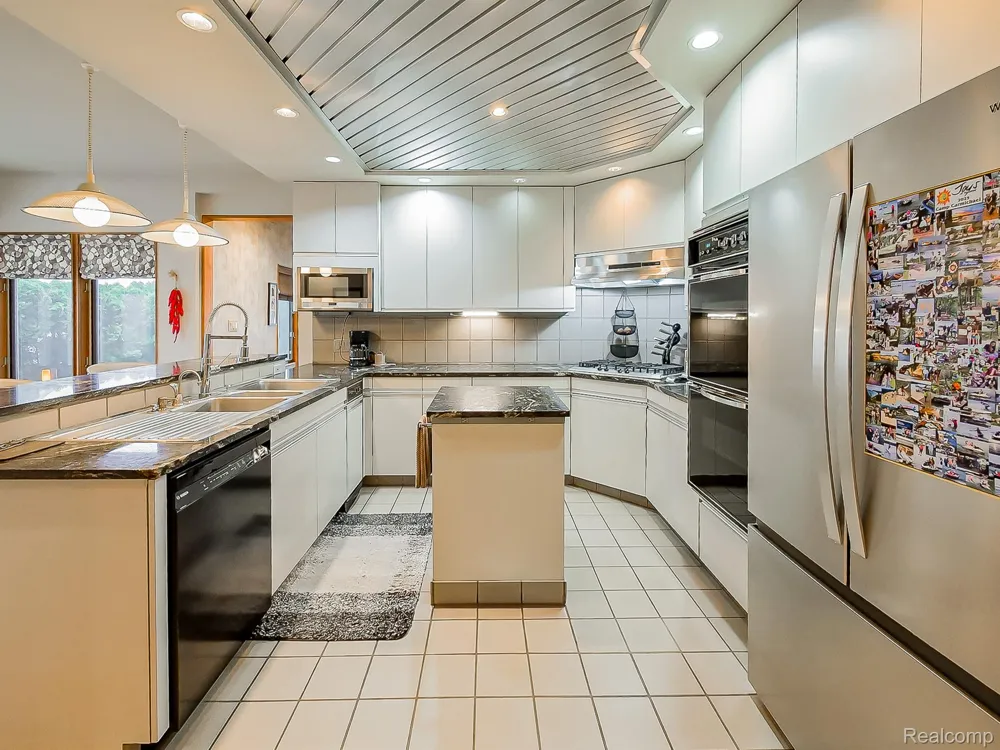 7830 Barnsbury Road West Bloomfield Charter Township, MI 48324