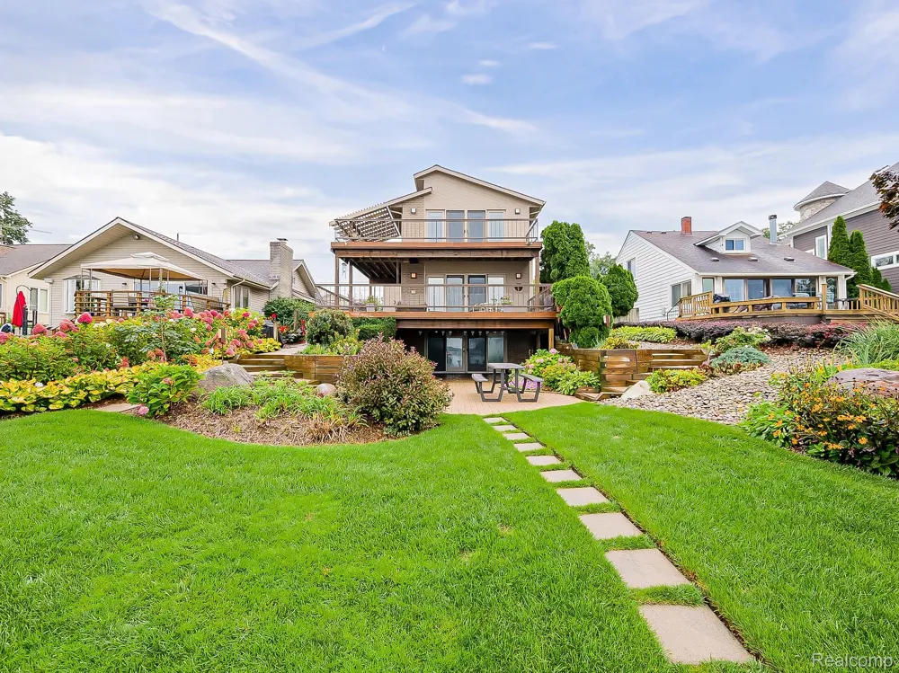 7830 Barnsbury Road West Bloomfield Charter Township, MI 48324