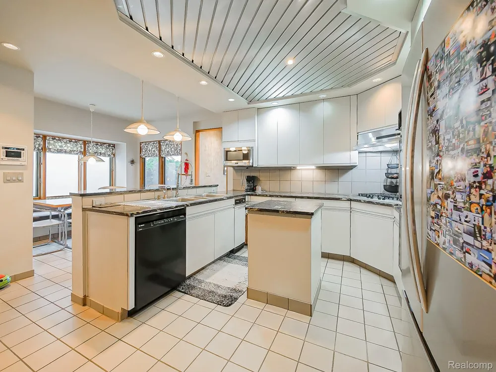 7830 Barnsbury Road West Bloomfield Charter Township, MI 48324