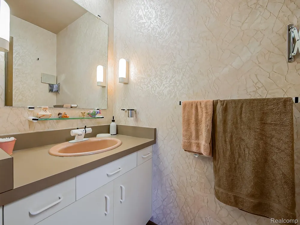 7830 Barnsbury Road West Bloomfield Charter Township, MI 48324