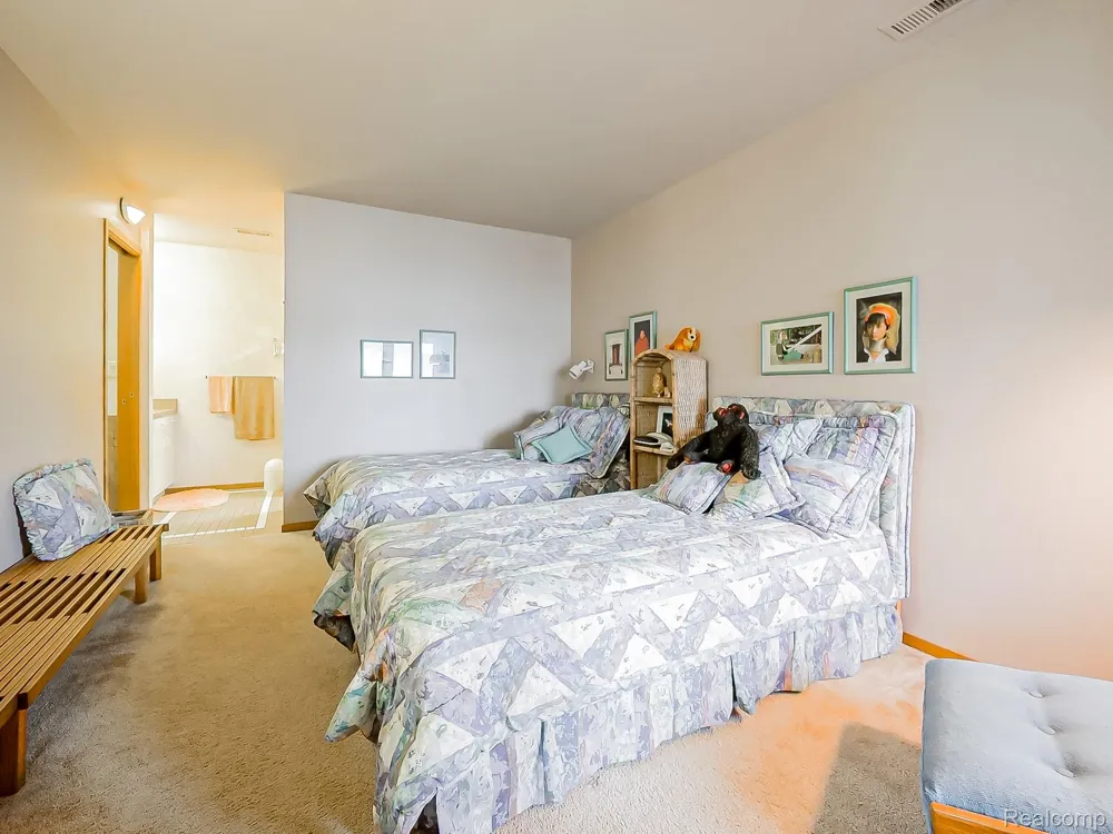 7830 Barnsbury Road West Bloomfield Charter Township, MI 48324