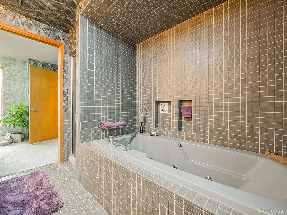7830 Barnsbury Road West Bloomfield Charter Township, MI 48324