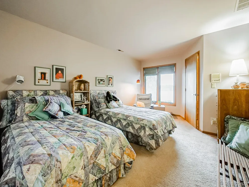 7830 Barnsbury Road West Bloomfield Charter Township, MI 48324