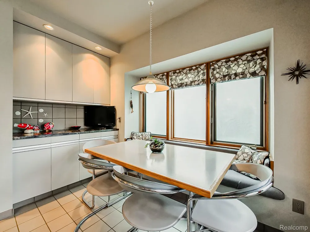 7830 Barnsbury Road West Bloomfield Charter Township, MI 48324