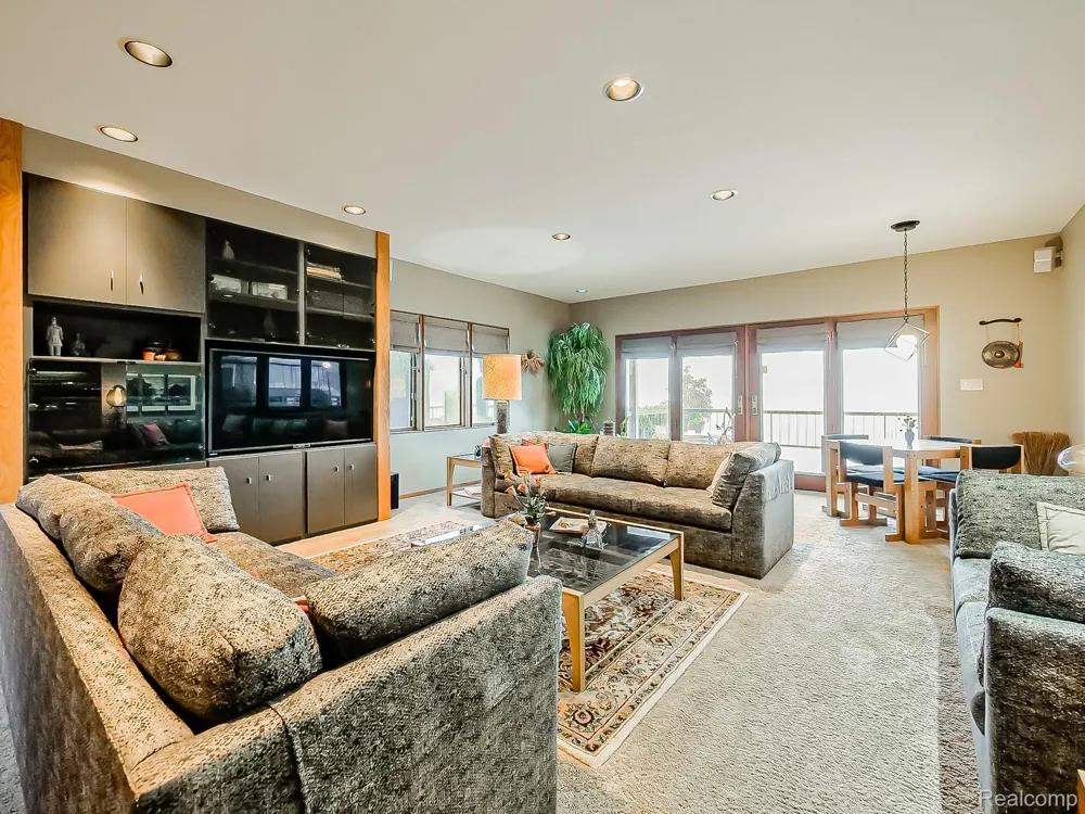 7830 Barnsbury Road West Bloomfield Charter Township, MI 48324