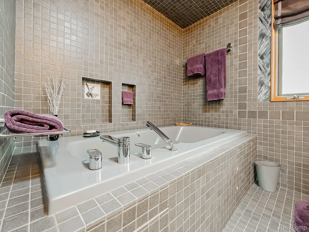 7830 Barnsbury Road West Bloomfield Charter Township, MI 48324