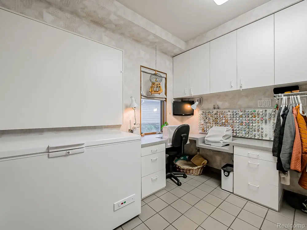7830 Barnsbury Road West Bloomfield Charter Township, MI 48324