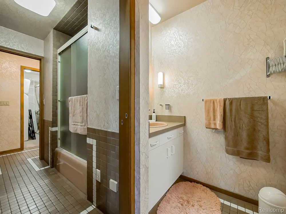 7830 Barnsbury Road West Bloomfield Charter Township, MI 48324