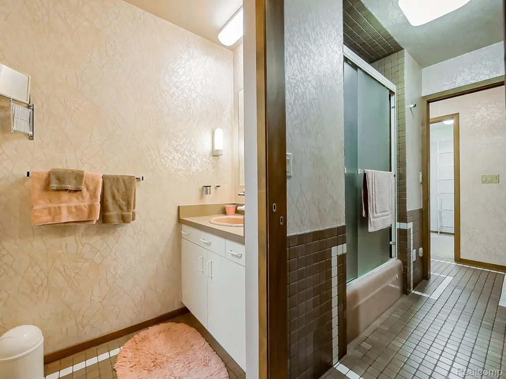 7830 Barnsbury Road West Bloomfield Charter Township, MI 48324