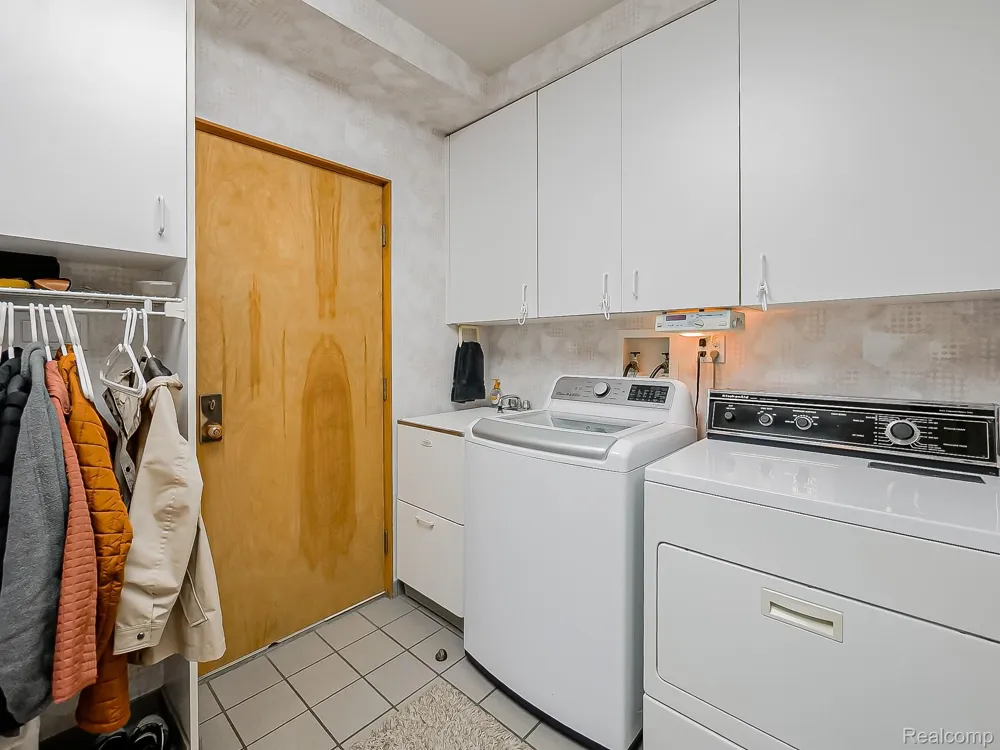 7830 Barnsbury Road West Bloomfield Charter Township, MI 48324