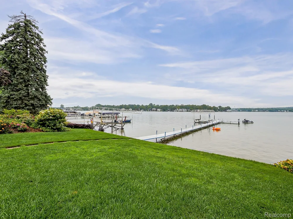 7830 Barnsbury Road West Bloomfield Charter Township, MI 48324