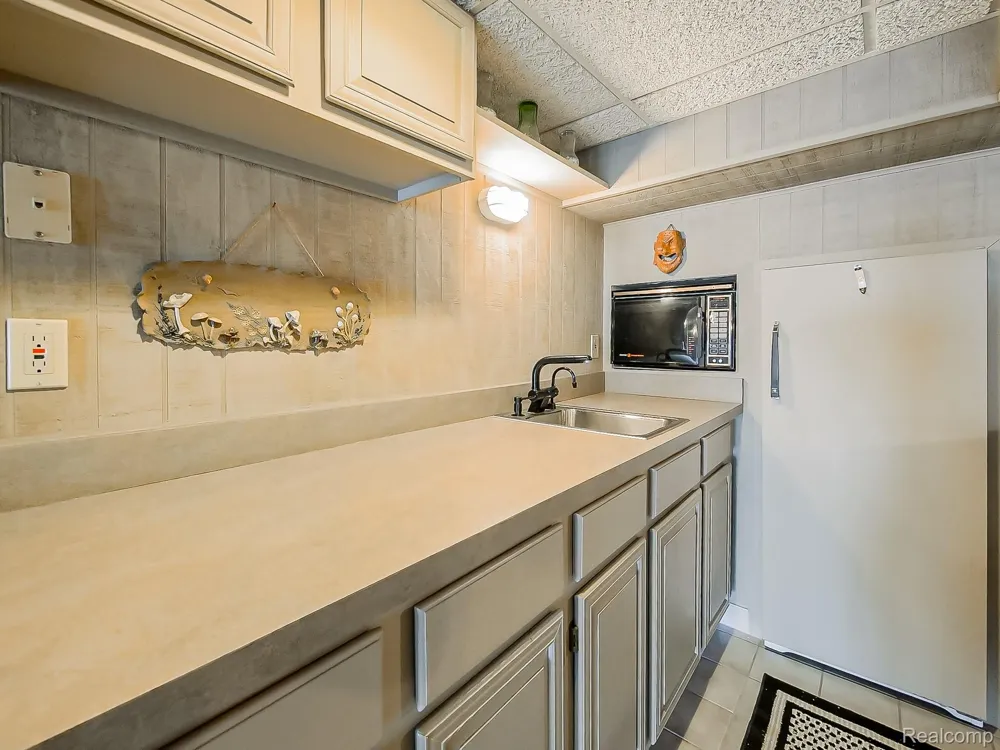 7830 Barnsbury Road West Bloomfield Charter Township, MI 48324
