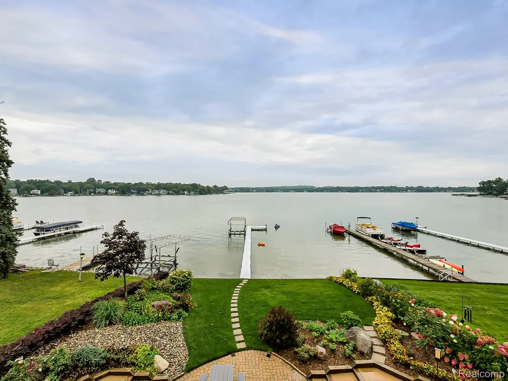 7830 Barnsbury Road West Bloomfield Charter Township, MI 48324