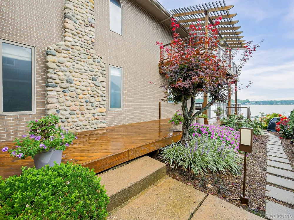 7830 Barnsbury Road West Bloomfield Charter Township, MI 48324