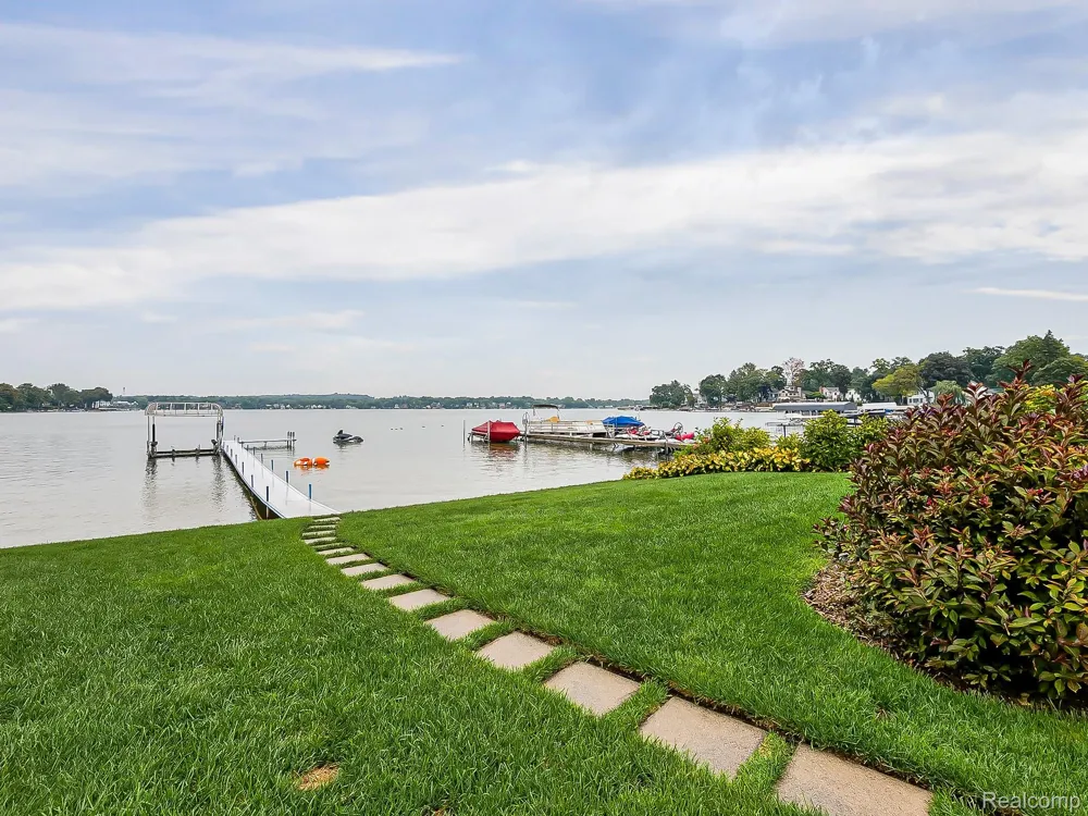7830 Barnsbury Road West Bloomfield Charter Township, MI 48324