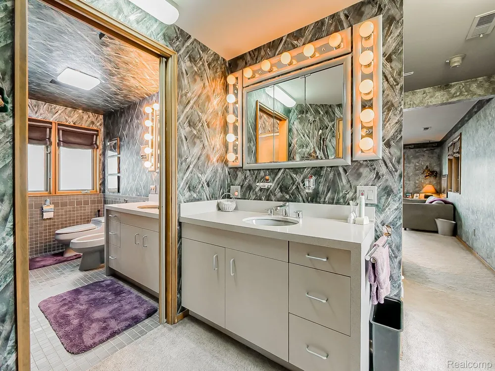 7830 Barnsbury Road West Bloomfield Charter Township, MI 48324