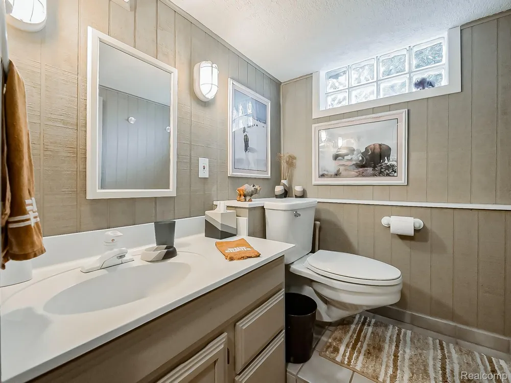 7830 Barnsbury Road West Bloomfield Charter Township, MI 48324